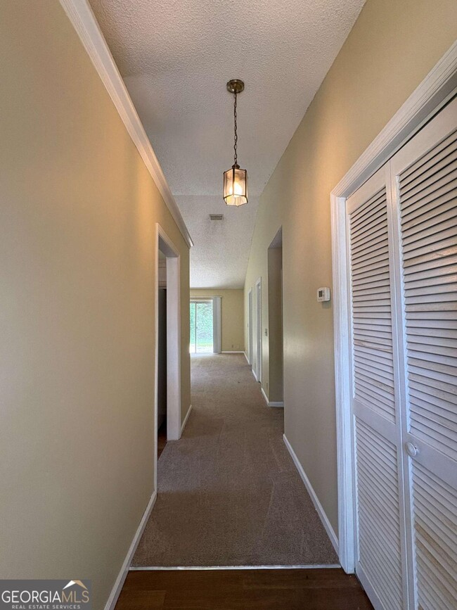 Building Photo - 233 W Lakemont Dr