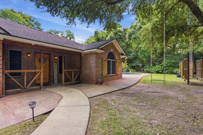 Building Photo - 223 Pin Oak Ln