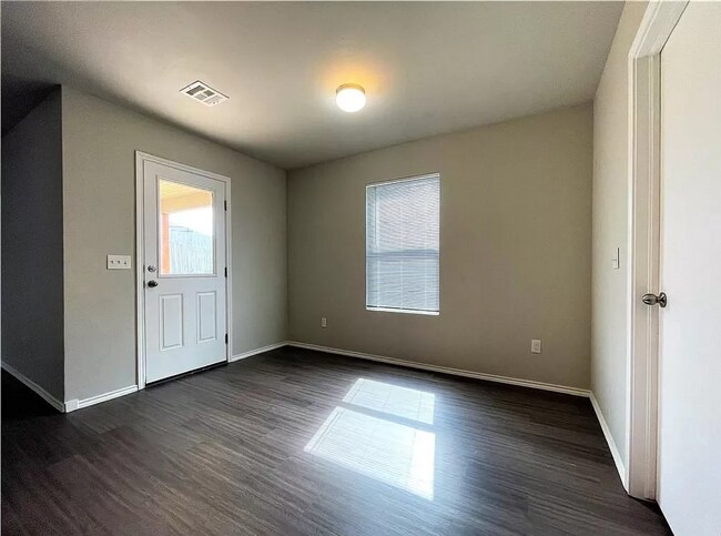 Building Photo - Beautiful 3-Bedroom Home with Easy Access ...