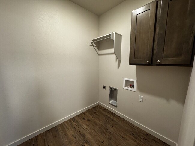 Building Photo - Townhome Located South Of Town Near Cooper...