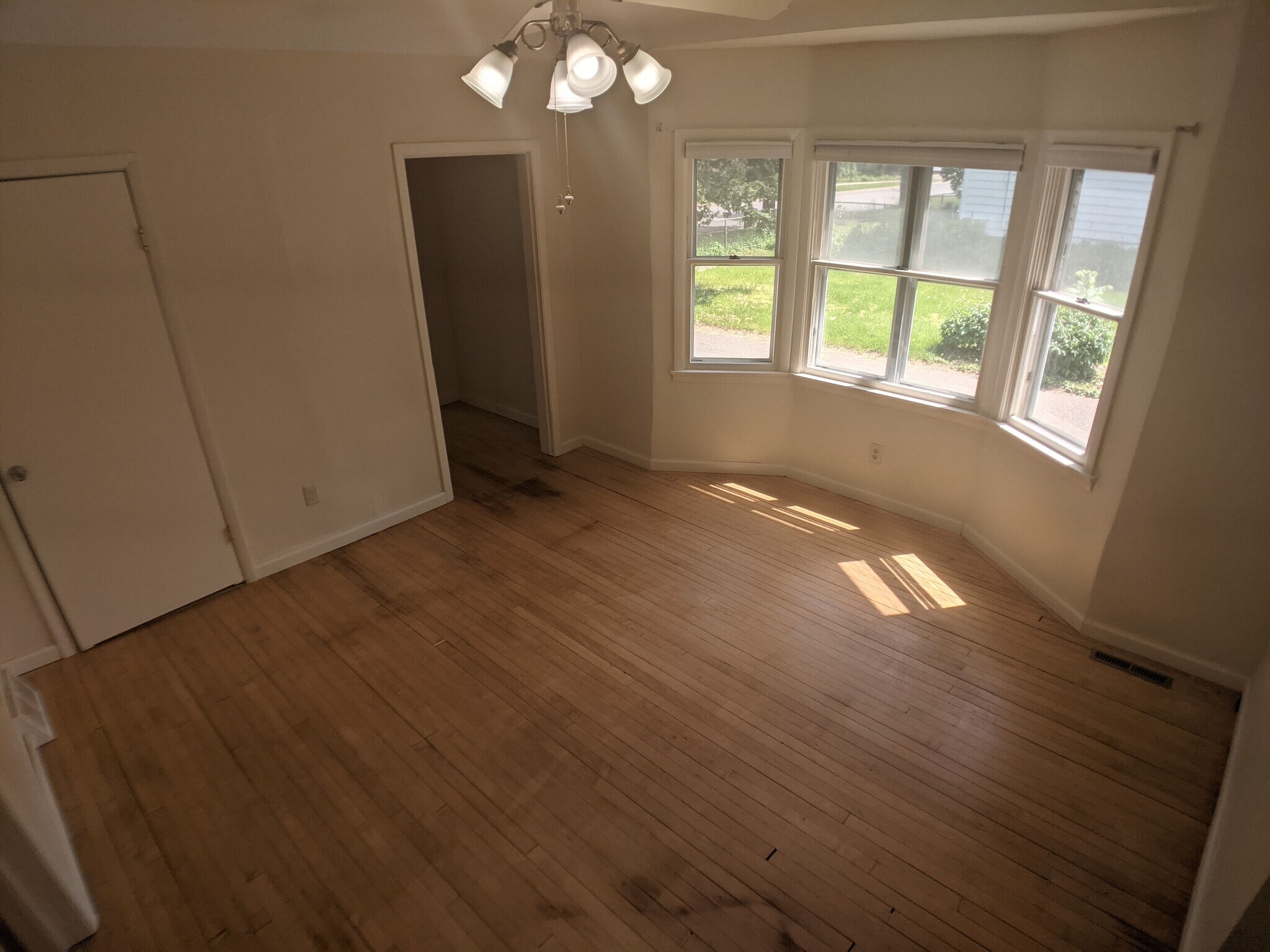 Large living, great natural light - 613 Bay St