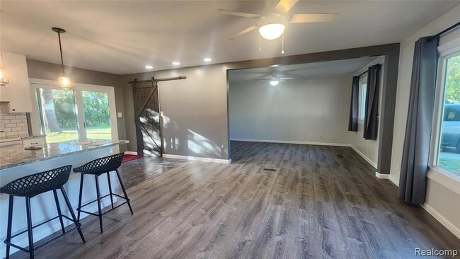 Building Photo - 6555 Manson Dr