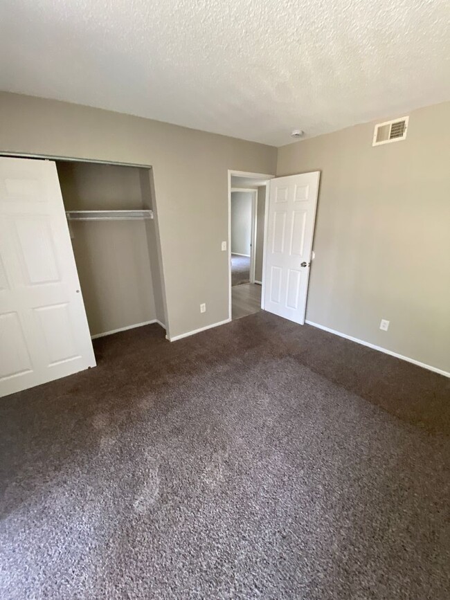 Building Photo - 3 Bedroom 2 Bathroom in Robinwood Condomin...