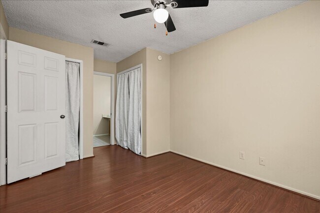 Building Photo - Great Location, Immediate Move In available - 2 bed / 2 bath Condo - 100% off First Month's rent!