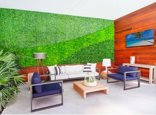 Building Photo - 2831 S Bayshore Dr