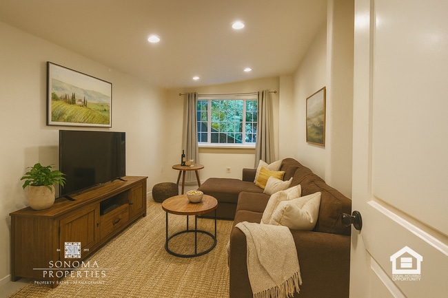 Building Photo - 3+ Bedroom / 2 Bathroom Home with Sunroom & Beautiful Views