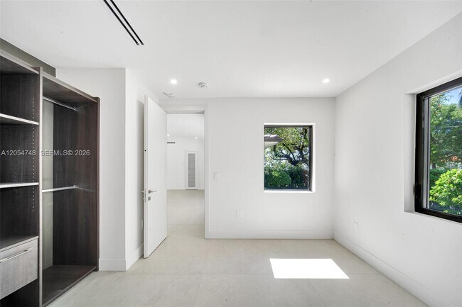 Building Photo - 899 NE 71st St