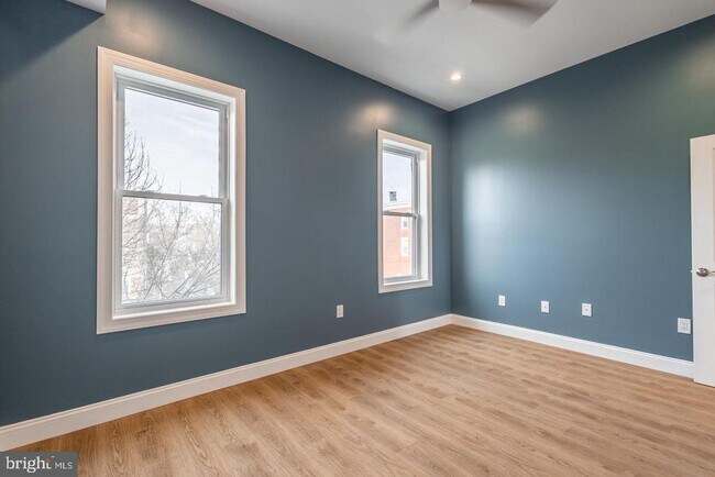 Building Photo - 3030 W Girard Ave