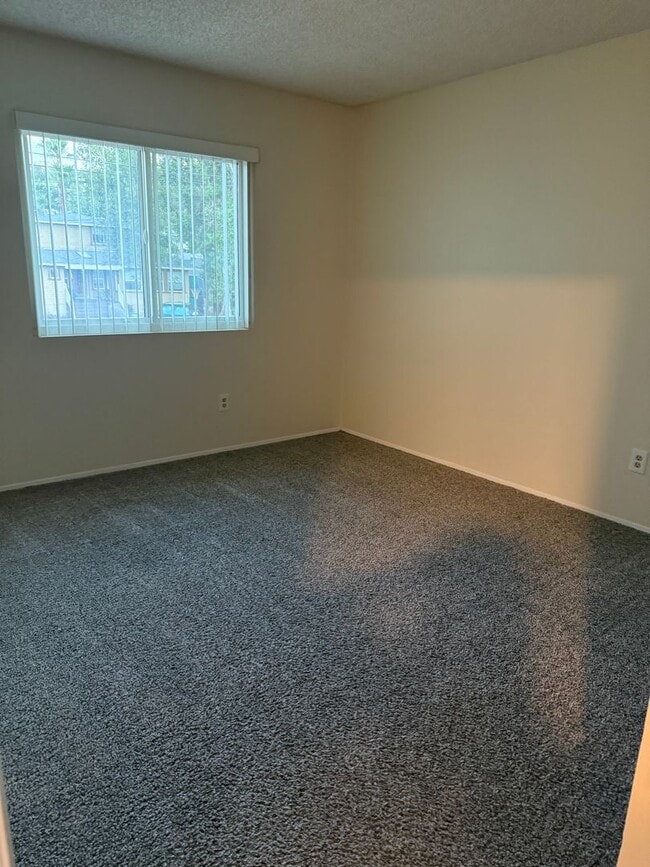 Building Photo - 8266-8266 Linden Rd