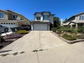 Building Photo - Spacious 3bed 2.5bath 2 story home available now!