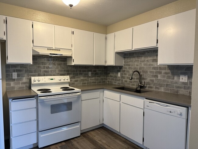 Building Photo - 643 Brookside Ct