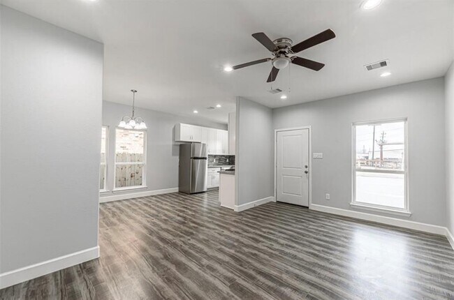 Building Photo - 8204 Moon Beam St