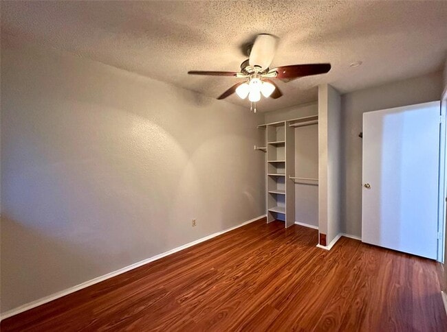 Building Photo - 16910 Village Oak Loop