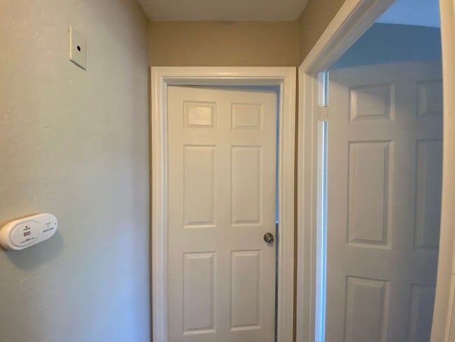 Building Photo - 2 Bedroom Condo in Arbor Hills Gated Community