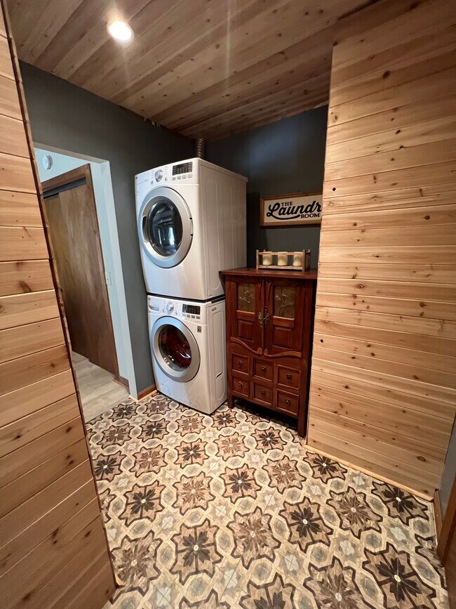 Building Photo - 571 Big Sky Rd