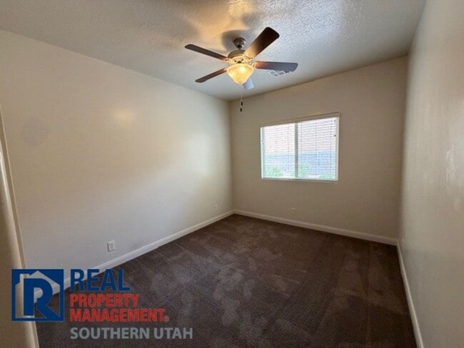 Building Photo - Home in Painted Desert