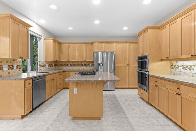 Building Photo - FOR RENT: CORNER LOT, Immaculate, lovely and spacious home - 5 bed, 3 bath + bonus room with 3-ca...