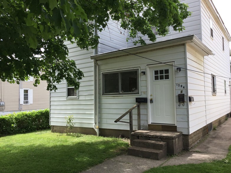 Building Photo - 1204 E 10th St