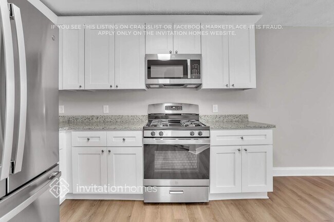 Building Photo - 1810 Collines Ave