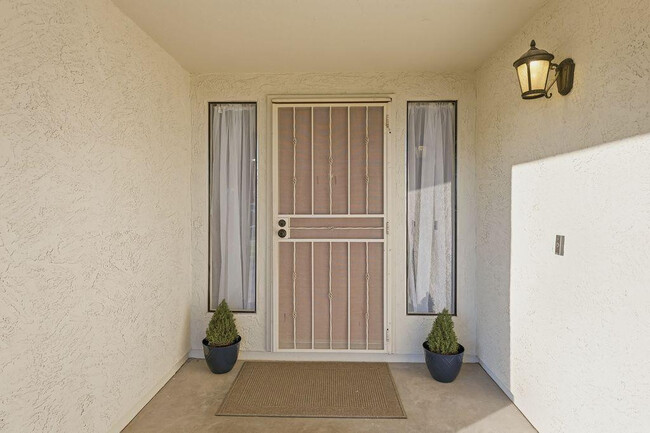 Building Photo - 7926 W Dahlia Dr