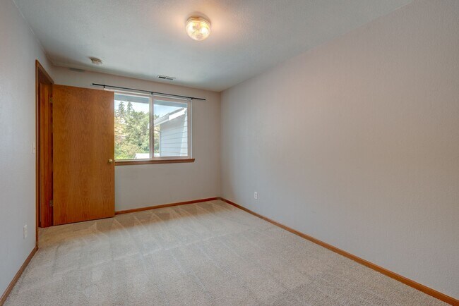 Building Photo - 2 Bed 2 Bath Apartment with a View