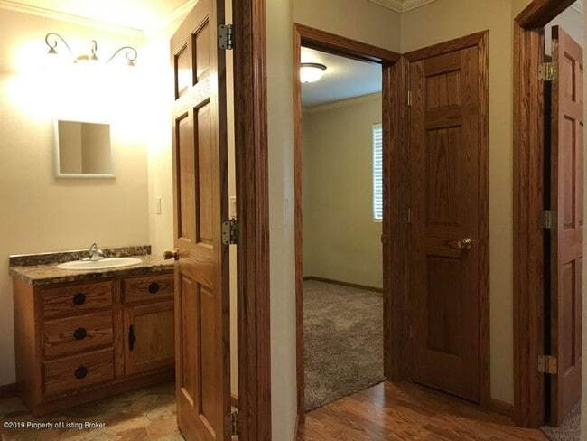 Building Photo - Newer, Spacious House for Rent in Dickinson
