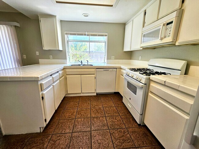 Building Photo - New Listing!