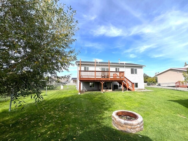Building Photo - Pet Friendly 4 Bed 2 Bath Single Family Home W/ Fully Fenced Yard, Double Car Garage Located in E...