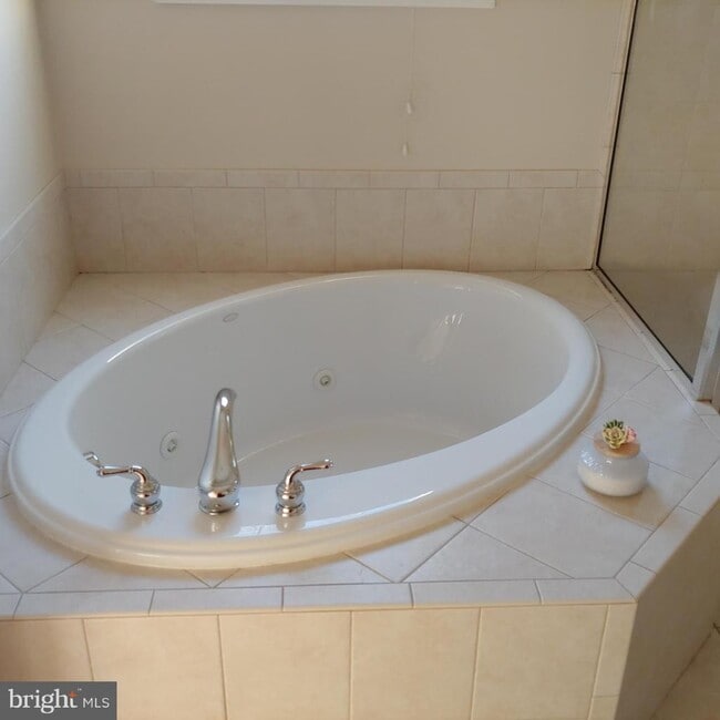 Building Photo - 204 Seneca Way