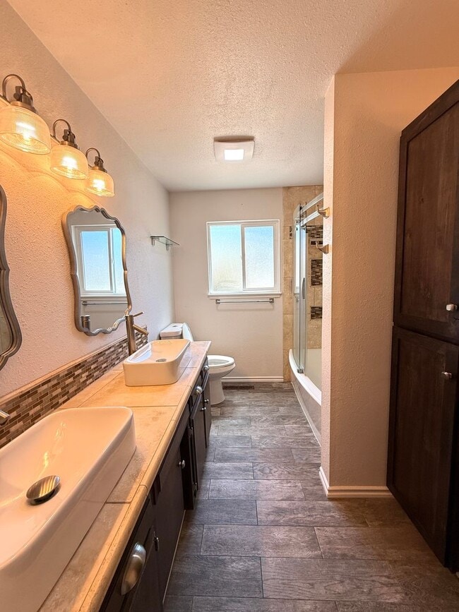 Building Photo - Beautiful 3 Bedroom, 2 Bathroom Rogue River Rental