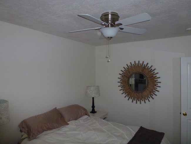 Master fits queen bed - 820 Alabama St