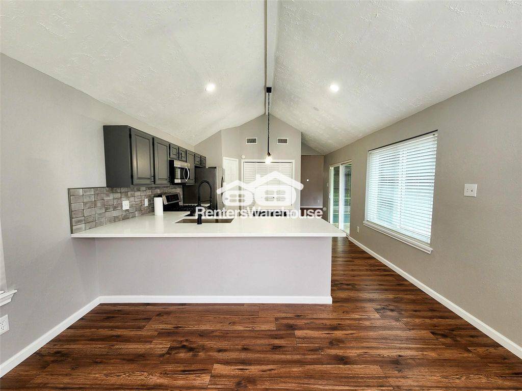 Building Photo - 2118 Creston Dr