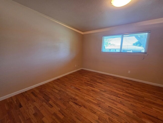 Building Photo - Single story home close to freeway access!