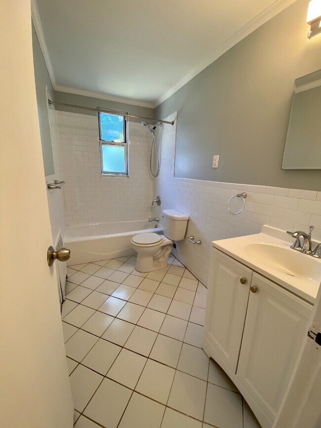 Building Photo - 157 White Plains Rd