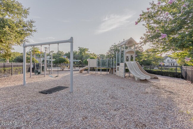 Building Photo - 3560 Crossview Dr