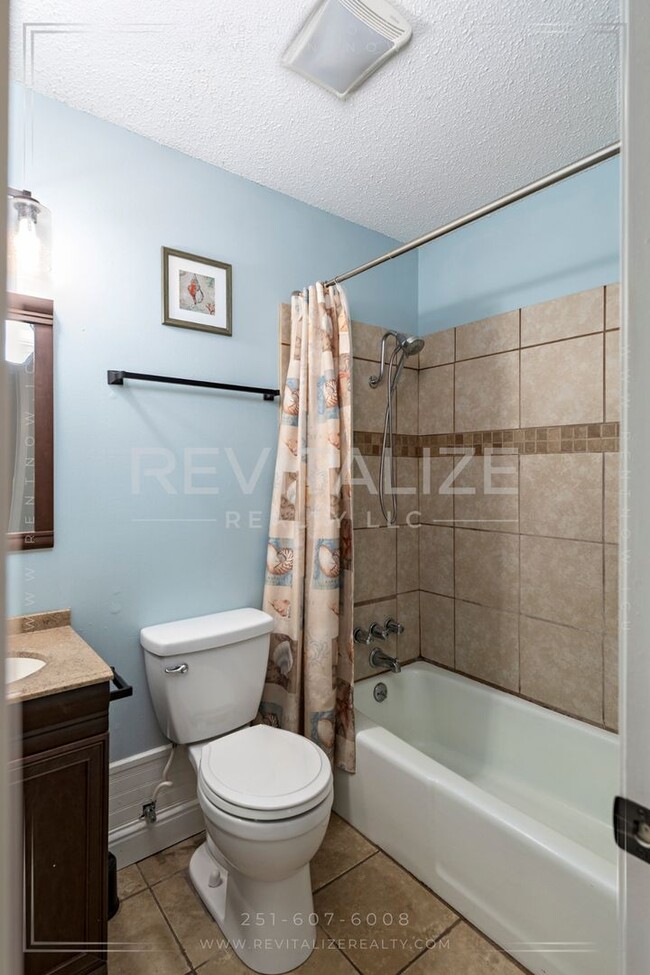 Building Photo - Charming 3 Bedroom/2 Bathroom Home in Sara...