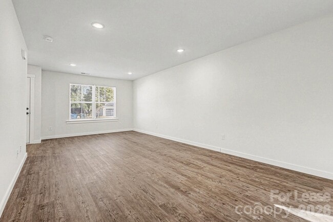 Building Photo - 106 10th Ave SE