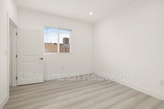 Building Photo - 923 N Beaudry Ave