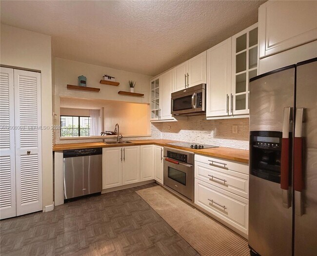 Building Photo - 511 Ives Dairy Rd