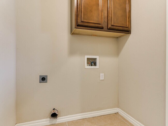 Building Photo - 2724 Busheywood Dr