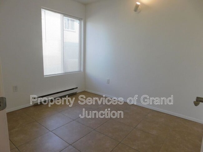 Building Photo - 869 Iowa Ave