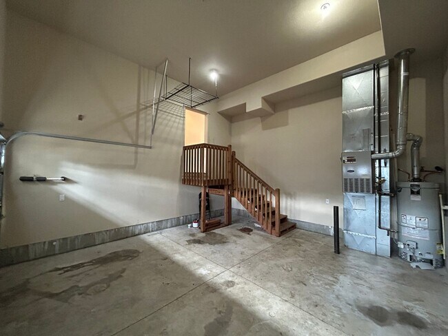 Building Photo - Spacious 4 Bed, 2.5 Bath Home!