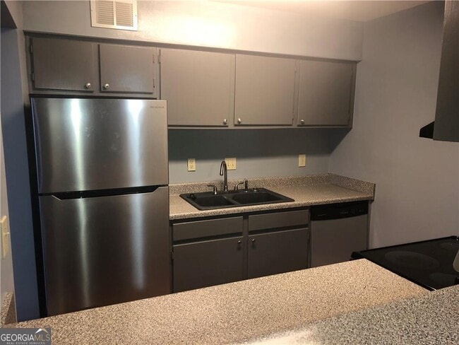 Building Photo - 2213 Huntingdon Chase