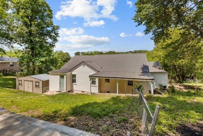 Building Photo - Beautifully Renovated 3 Bedroom 2.5 Bath H...