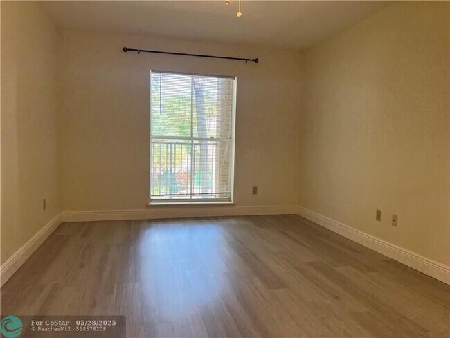 Building Photo - 875 Riverside Dr