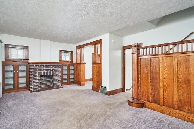 Building Photo - 4 to 5 Bedroom For Rent in North Hill
