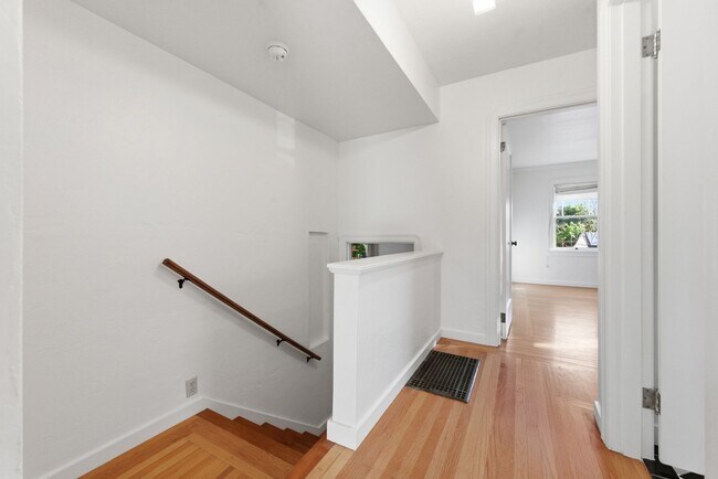 Building Photo - Spacious 2 Bed, 2 Bath Home