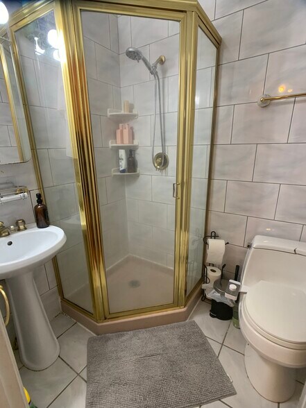 Building Photo - 8 Fairbanks St