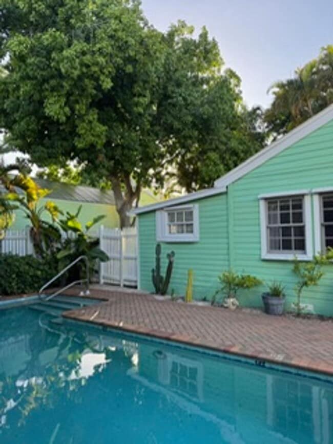 Building Photo - Old Town Cottage Ready for Move In!