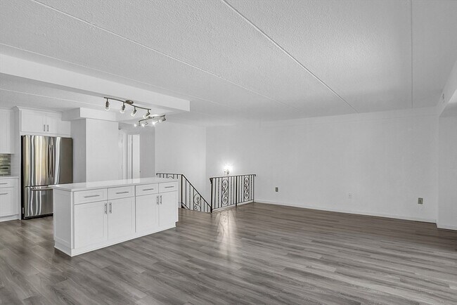 Building Photo - 146 S Marble St